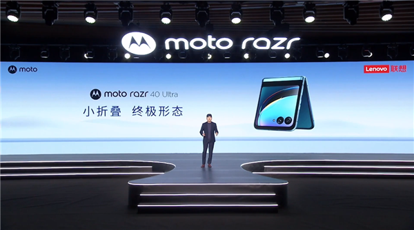 折起来一面“全是屏”：moto razr
