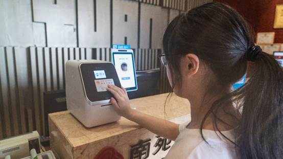 ＂数字酒店＂推安心防疫新能力：超400家杭州酒店率先落地自助入住机(图1)