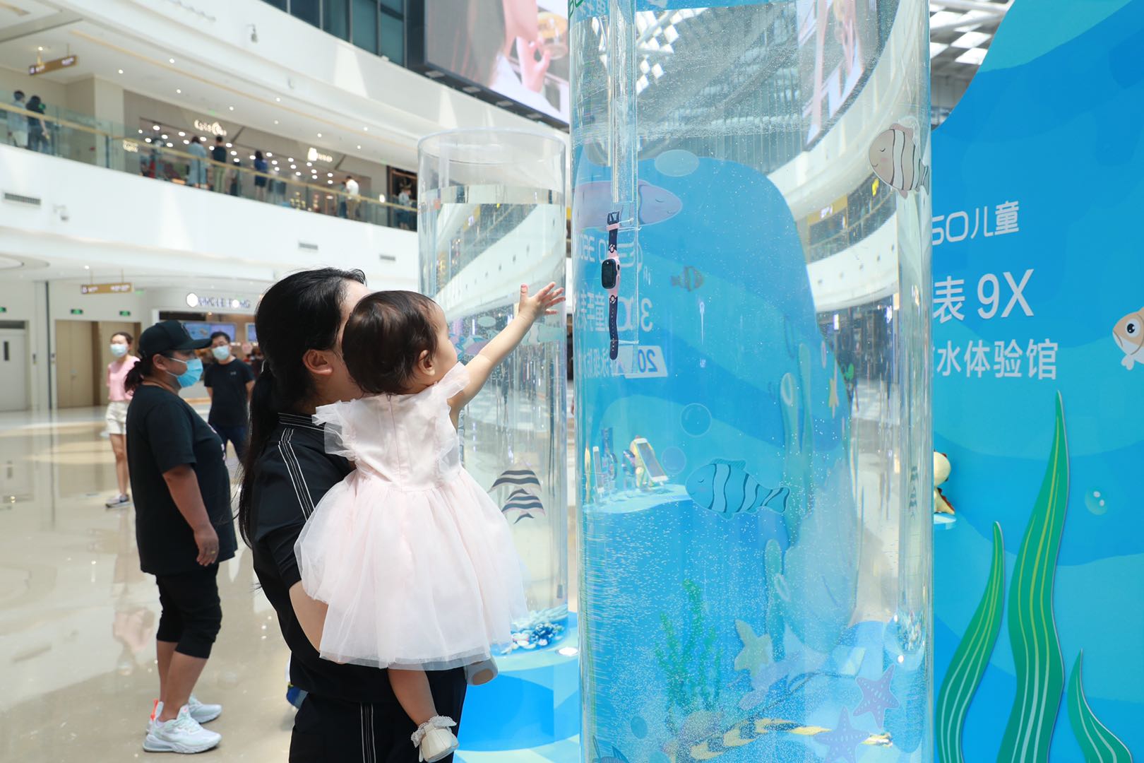 这款儿童电话手表防水能力咋就这么强(图2)