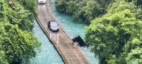 号称能过坦克却致5人死亡！坠车浮桥承建方：出车祸不能怪修路的(图4)