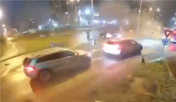 罗马尼亚版《速度与激情》！一辆奔驰失控高速起飞 飞跃两辆汽车(图1)