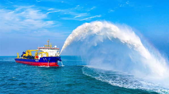 38168立方米舱容！亚洲最大“清道夫”落户中国洋浦港(图1)